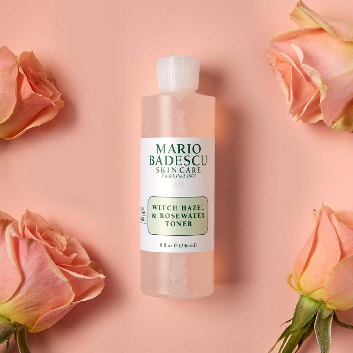 Mario Badescu Witch Hazel & Rosewater Toner 236 ml återfuktande rosenvatten ansiktsvatten omgivet av vackra rosor