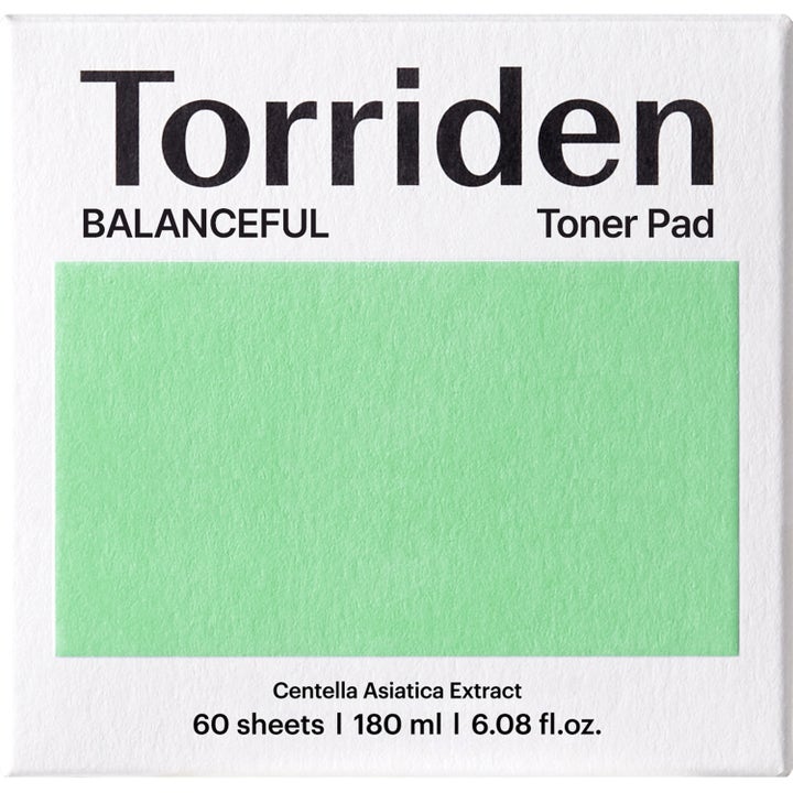 Torriden BALANCEFUL Cica Toner Pad 180 ml lugnande toner pads i en vit ytterförpackning med ett grönt fält
