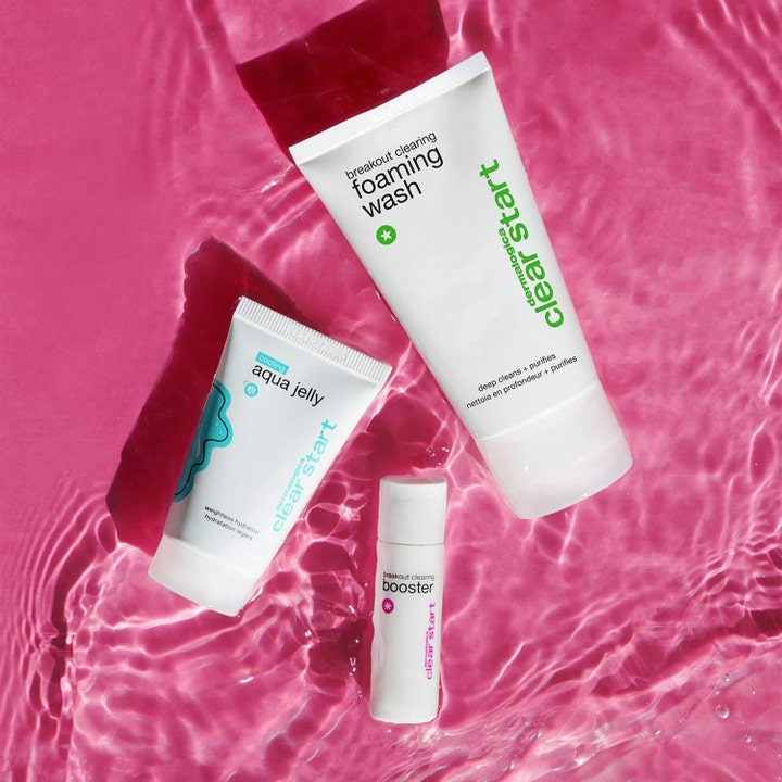 Dermalogica Clear Start Breakout Clearing Kit aknebehandling kit med vita tuber i rosa vatten med krusningar