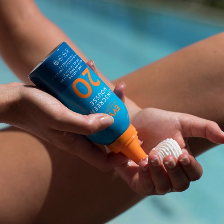 EVY Technology Sunscreen Mousse SPF20 150 ml evy solskydd mousse ger 8h skydd på kvinna i orange bikini.