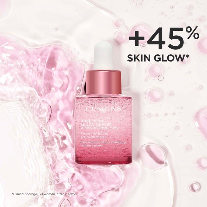 Clarins Multi-Active Glow Serum 30 ml ger lyster i rosa glasflaska omgiven av vatten och texten +45% Skin Glow.