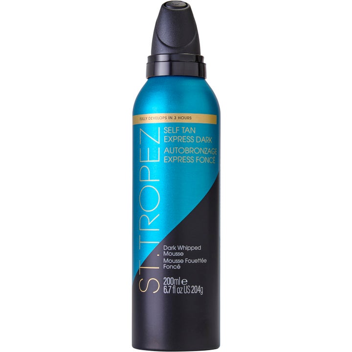 St.Tropez Self Tan Express Dark Whipped Mousse 200 ml ger djup solkysst färg i en blå och svart sprayflaska
