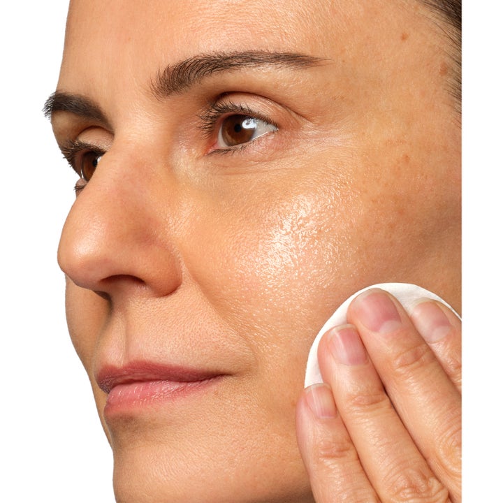 The Ordinary Multi-Active Delivery Essence 100 ml återfuktande essence appliceras med bomullsrondell för ökad penetration.