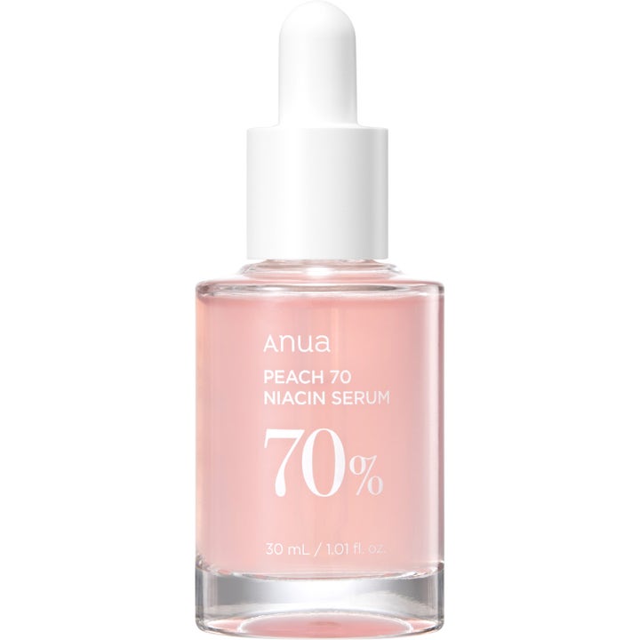Anua Peach 70 Niacin Serum 30 ml lystergivande ansiktsserum med ljusrosa formula i glasflaska med vit pipett