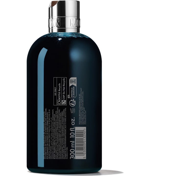 Molton Brown Dark Leather 300 ml duschgel ger en maskulin träig doft i en mörkblå flaska med silverkork och baksidans text.