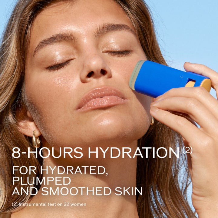 Shiseido Clear Stick SPF50+ 20 g solkräm som appliceras på kinden för återfuktad och slät hud.