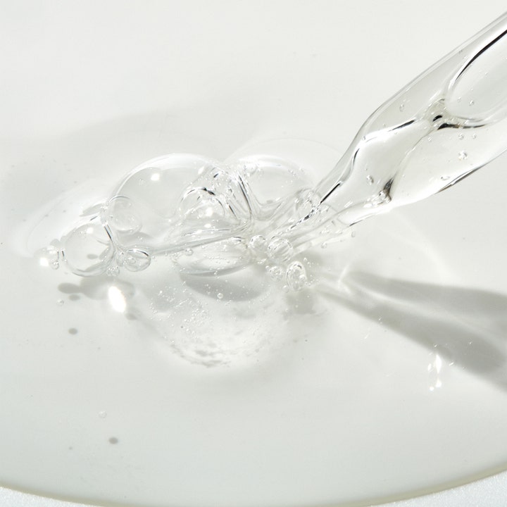 Mario Badescu Super Peptide Serum 29 ml hudvård mot rynkor har en klar gelaktig textur med små bubblor