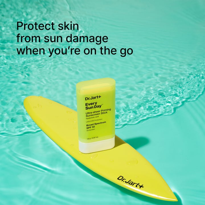 Dr.Jart+ Every Sun Day Ultra-Sheer Priming Sunscreen Stick 19 g solskydd på en gul surfbräda i turkost vatten