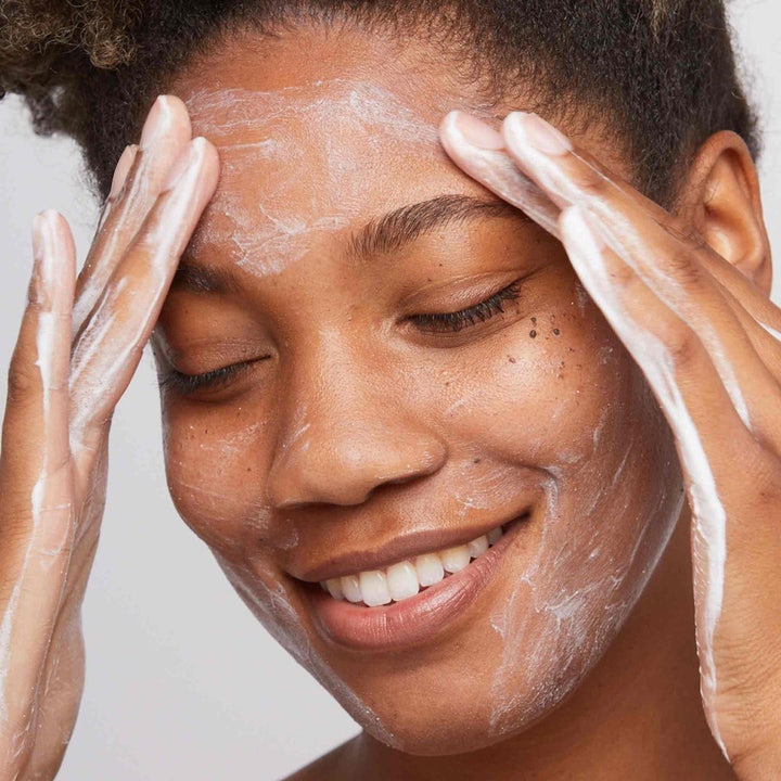 Dermalogica Daily Microfoliant 74 g ansiktspeeling pulver som ger lyster när det masseras in i ansiktet.