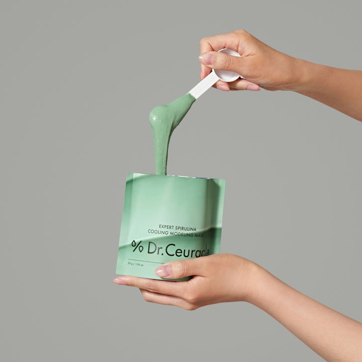 Dr. Ceuracle Expert Spirulina Cooling Modeling Mask 30 g kylande ansiktsmask visar krämig grön textur på en vit sked.
