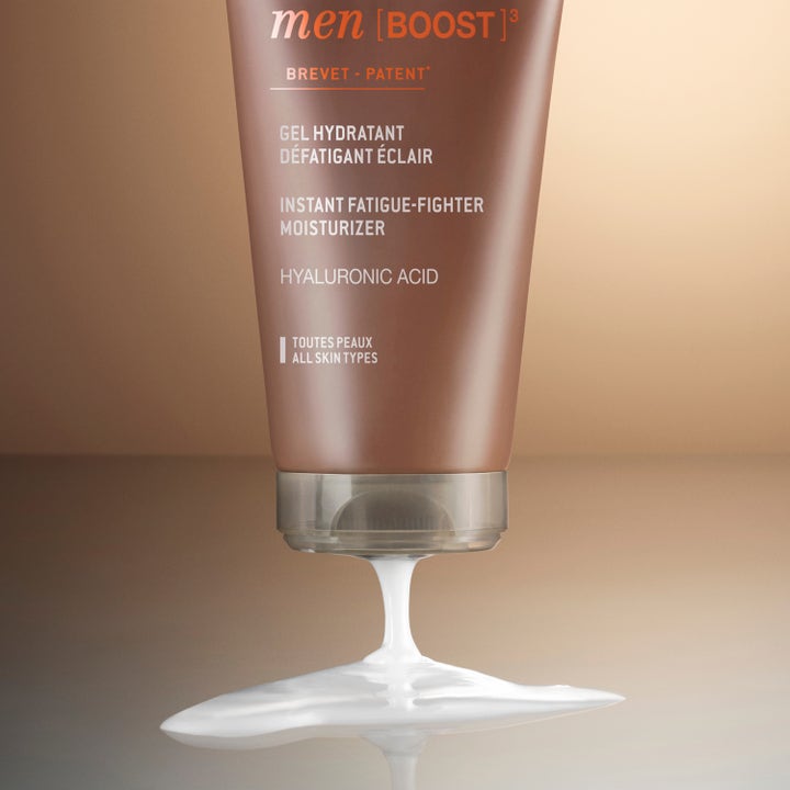 Nuxe Men Moist Gel 50 ml återfuktande ansiktskräm med hyaluronsyra visar vit gel som rinner ur en brun tub.