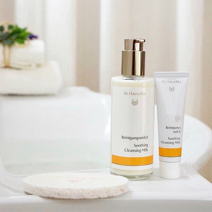 Dr. Hauschka Soothing Cleansing Milk 145 ml lugnande rengöringsmjölk i pumpflaska och tub för naturlig hudvårdsrutin