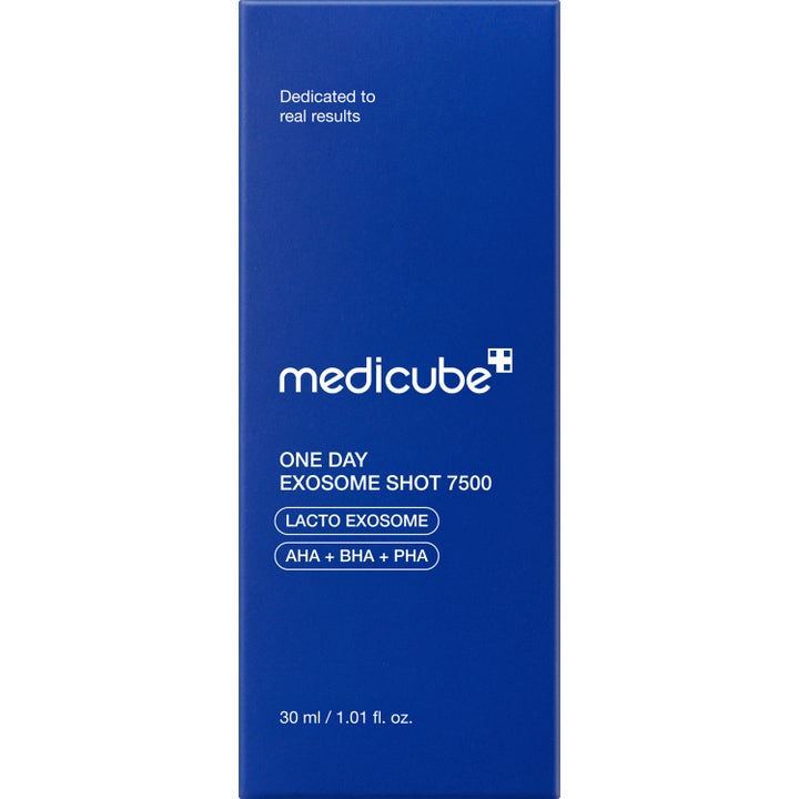 Medicube One Day Exosome Shot 7500 30 ml exfolierande serum som ger jämnare hudtextur i blå ytterförpackning.