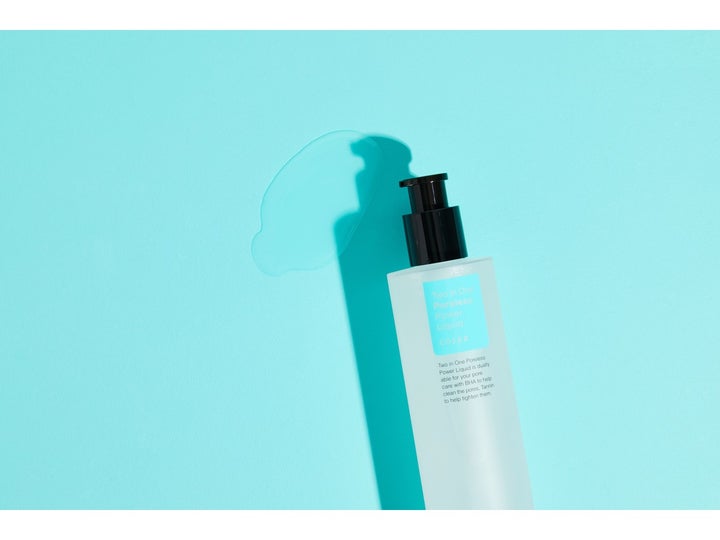 COSRX Two In One Poreless Power Liquid 100 ml toner minskar porer med salicylsyra bha bredvid frostad flaska med svart pump.