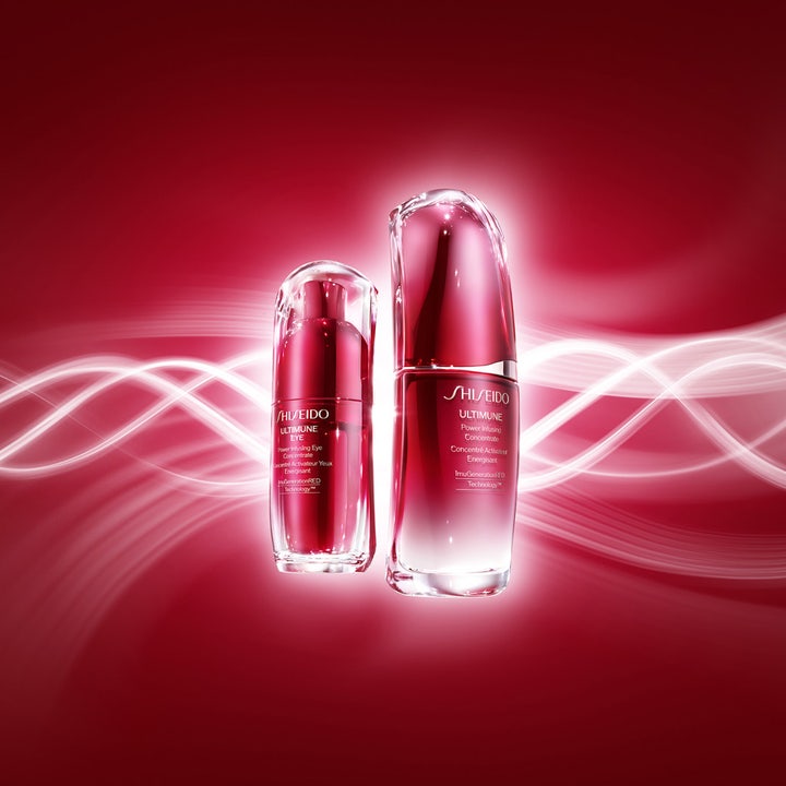 Shiseido Ultimune Eye Concentrate 15 ml anti age ögonkräm för mörka ringar i röda flaskor framför vita ljusvågor