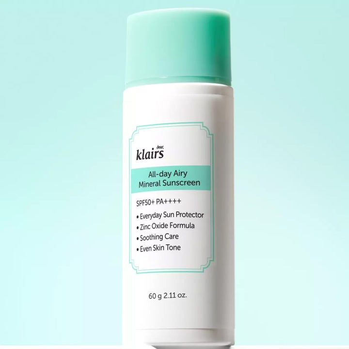 Klairs All-day Airy Mineral Sunscreen 60 g solkräm för ansiktet i vit flaska med mintgrönt lock och SPF50.