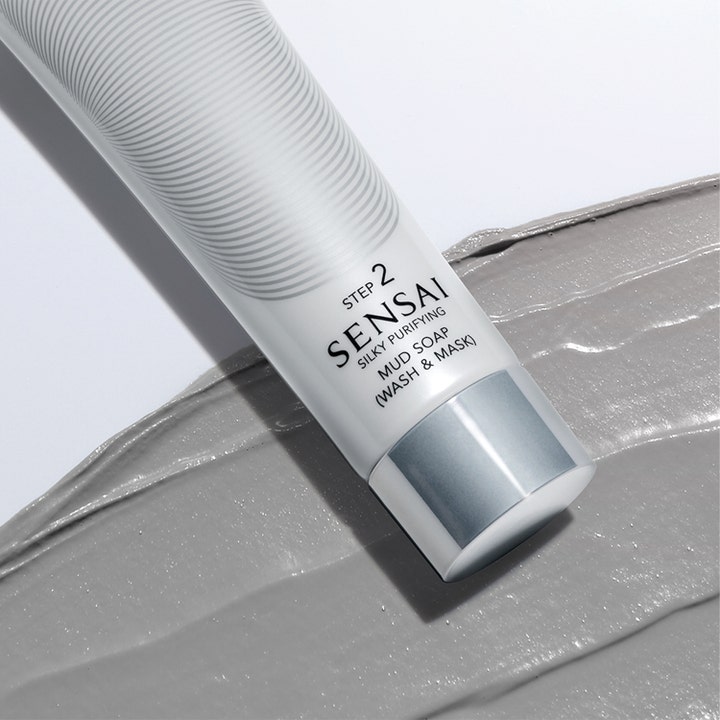 Sensai Silky Purifying Mud Soap 125 ml ansiktsmask med lera och krämig grå textur för djuprengöring.