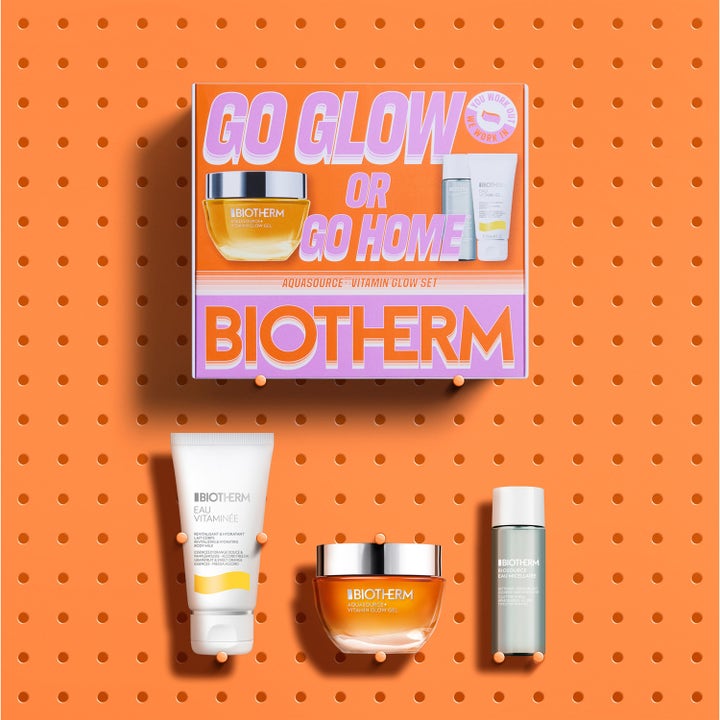Biotherm Aquasource Vitamin Glow Set med lysterivande ansiktskräm och rengöring på en orange bakgrund.