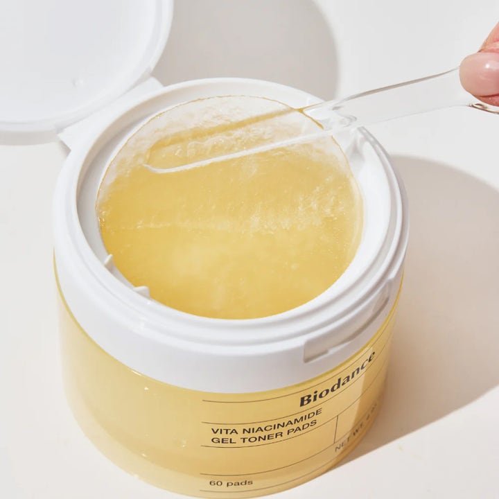 Biodance Vita Niacinamide Gel Toner Pads 60 st lystergivande tonerpads i gul burk med genomskinlig spatel