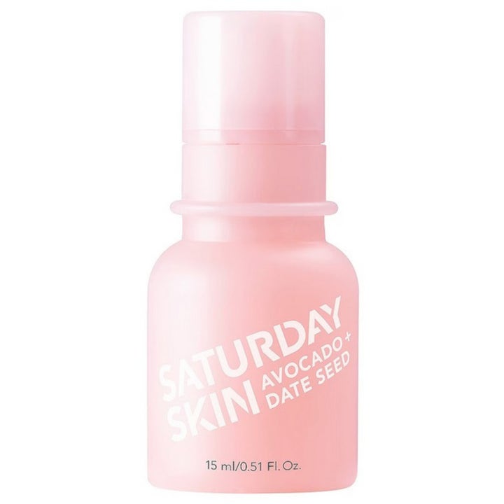 Saturday Skin Avocado + Date Seed 15 ml närande ögonkräm som ger lyster i ljusrosa frostad plastflaska med pump