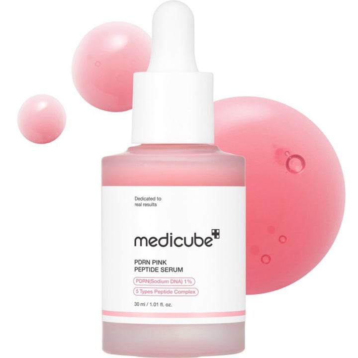 Medicube Pink Peptide Serum 30 ml lystergivande serum i rosa glasflaska med vit pipett och stora serumdroppar.