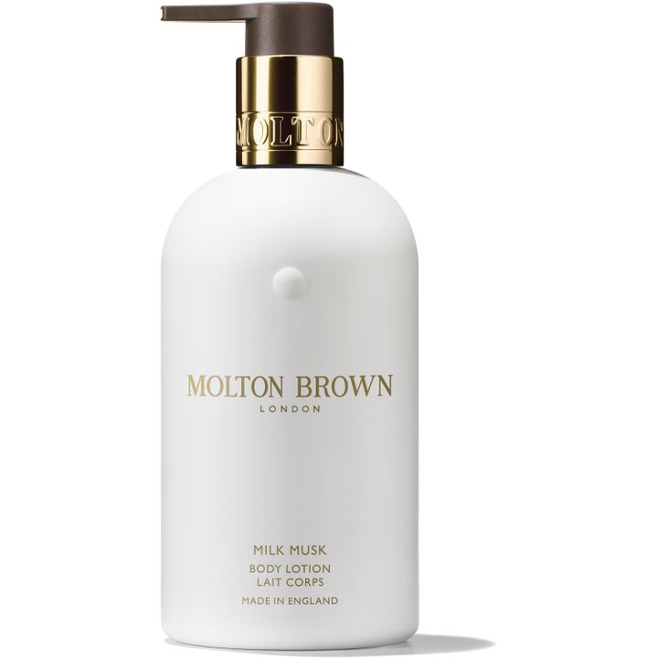 Molton Brown Milk Musk 300 ml intensivt återfuktande body lotion i en vit flaska med lyxig guldpump.