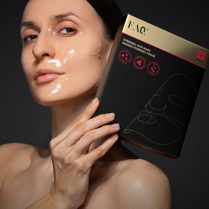 FAQ Swiss Glass Skin Collagen Face Mask 5 st återfuktande glass skin hydrogelmask bärs av kvinna vid svart guldbox.