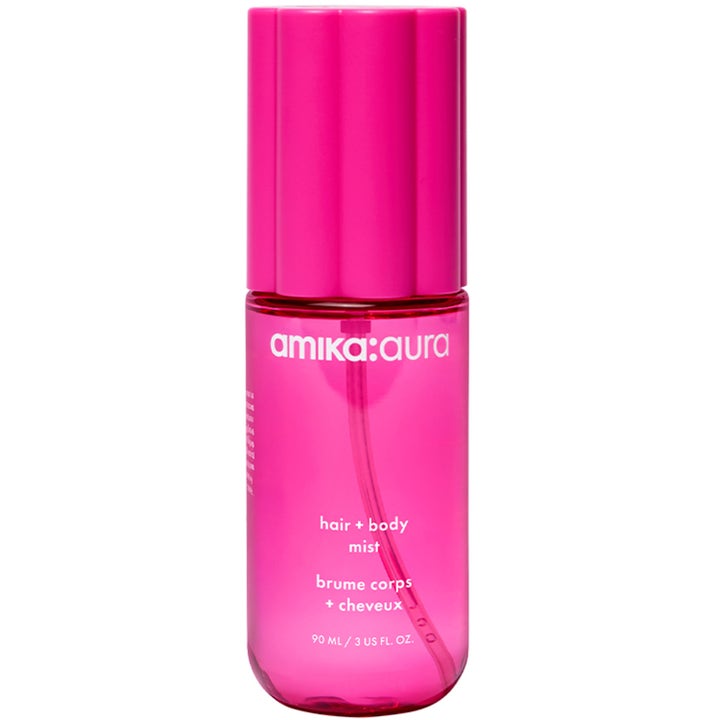 Amika Aura Hair & Body Mist 90 ml parfym för hår och kropp i en rosa genomskinlig flaska med ett räfflat rosa lock