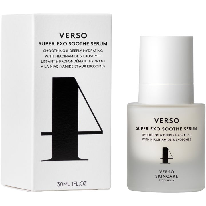 Verso Super Exo Soothe Serum 30 ml lugnande ansiktsserum i frostad glasflaska bredvid vit ytterkartong