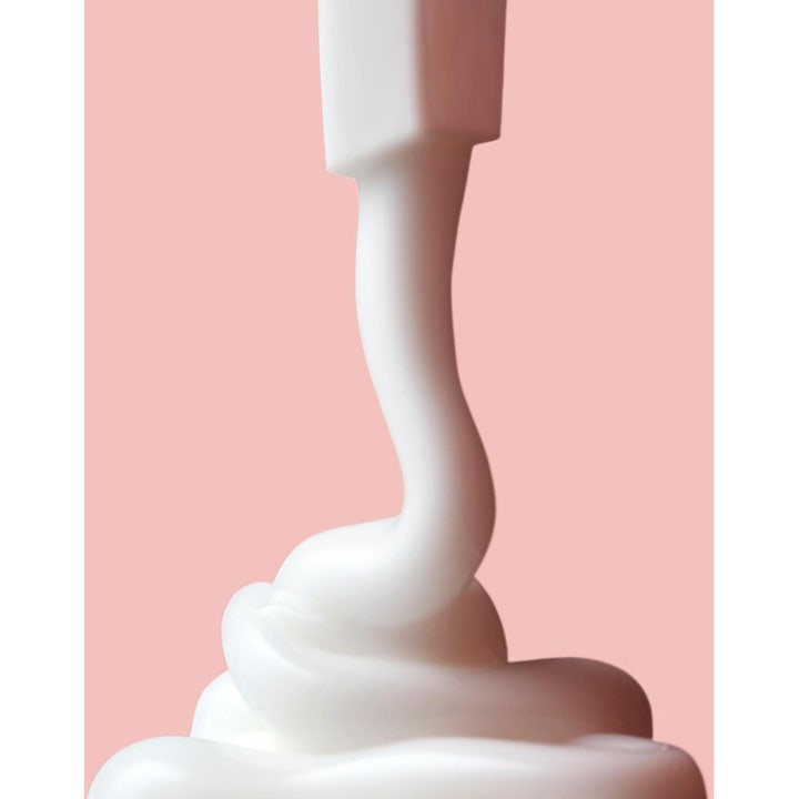 Ole Henriksen Touch Nourishing Body Lotion 400 ml närande bodylotion med vit krämig textur mot rosa bakgrund