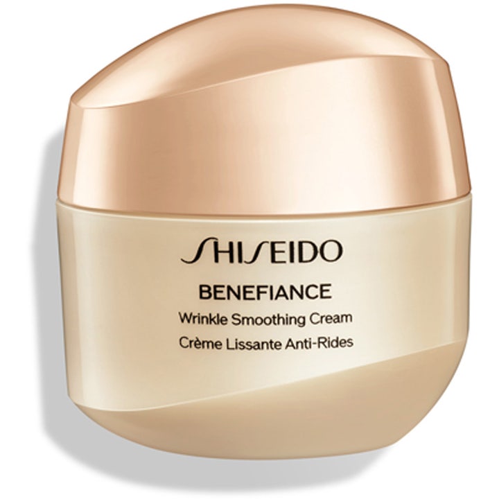 Shiseido Benefiance Wrinkle Smoothing Cream fuktgivande rynkkräm i en asymmetrisk beige burk med skimrande guldlock.