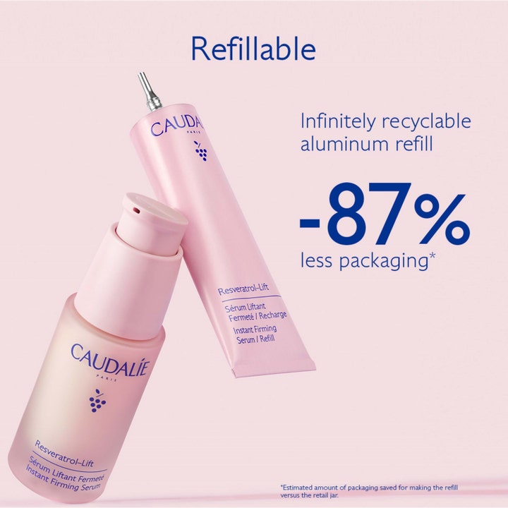 Caudalie Resveratrol-Lift Instant Firming Serum 30 ml i rosa pumpflaska med en aluminiumrefill som ger fasthet.