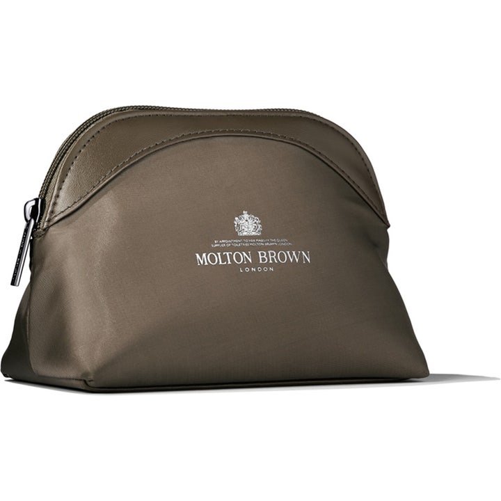 Molton Brown Mens Mini Stowaway 240 ml är ett Molton Brown gåvoset herr i en elegant brun necessär för män.