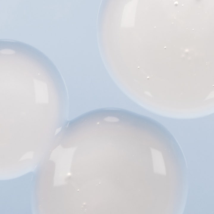 Lumene Nordic Sensitive Weightless Serum 30 ml lugnande återfuktande serum med lätta och mjölkvita serumdroppar.