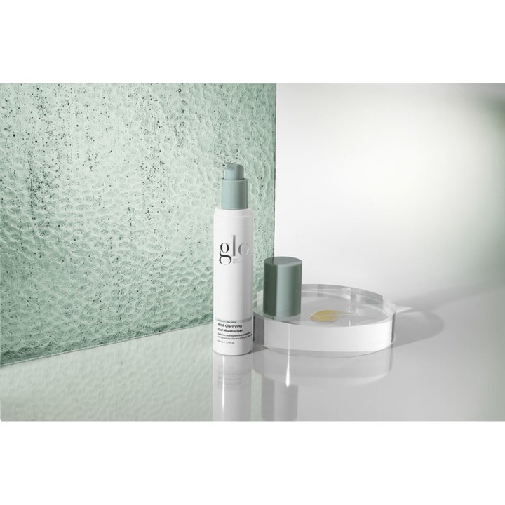 Glo Skin Beauty BHA Clarifying Gel Moisturizer 50 ml oljefri bha gel i vit pumpflaska bredvid gul geltextur.