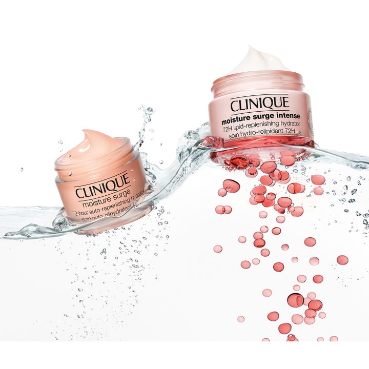 Clinique Moisture Surge Intense 50 ml 72 timmar återfuktande ansiktskräm i rosa burkar i en vattenvåg med bubblor