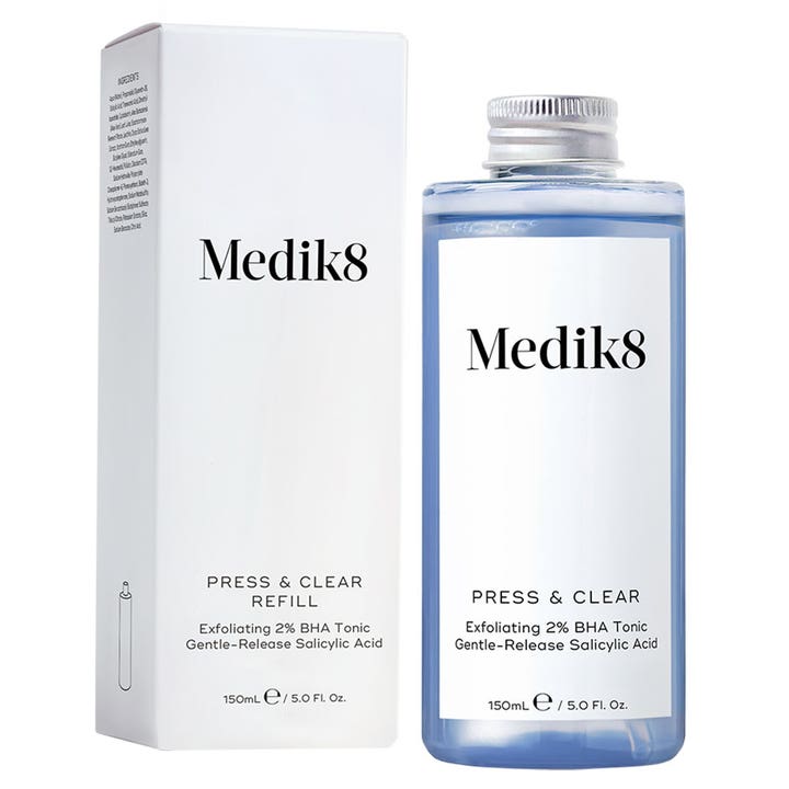 Medik8 Press & Clear Refill 150 ml BHA exfolierande toner i blå flaska och vit ask som ger en klarare hy