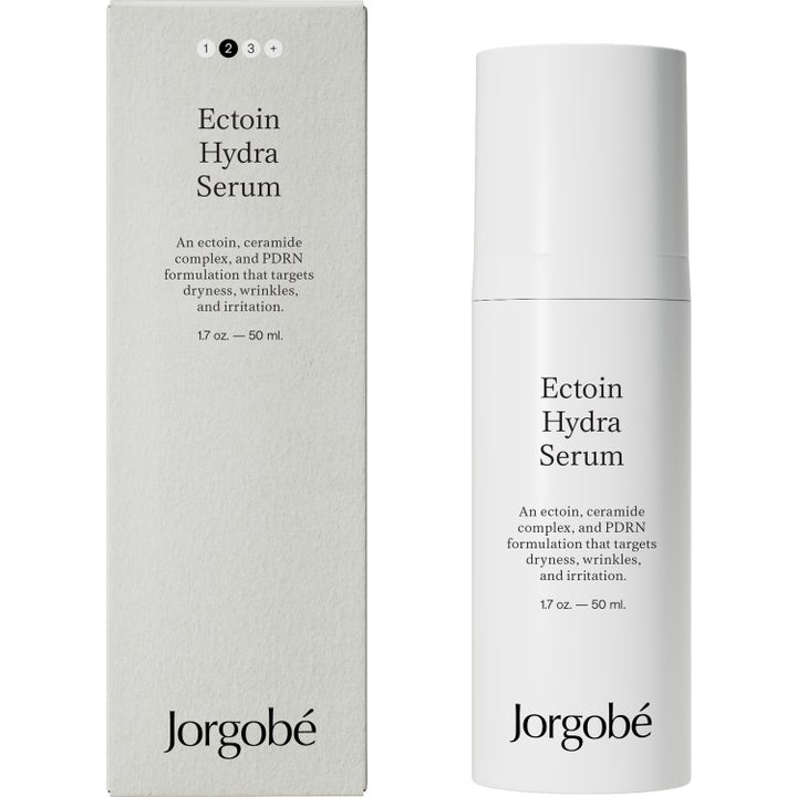 Jorgobé Ectoin Hydra Serum 50 ml återfuktande ansiktsserum med ektoin och ceramider i vit pumpflaska och kartong.