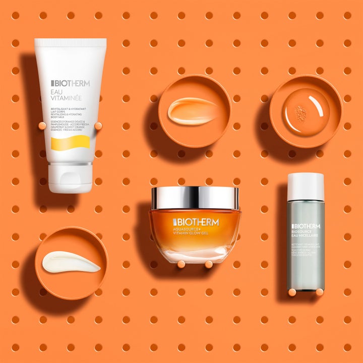 Biotherm Aquasource Vitamin Glow Set lystergivande hudvårdskit med ansiktsgel och body milk på orange pegboard