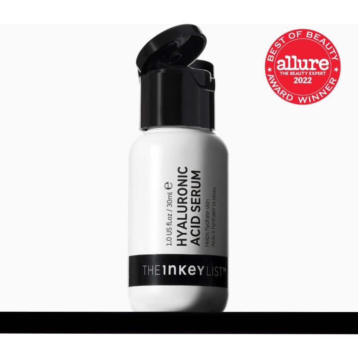The INKEY List Hyaluronic Acid Serum 30 ml fuktboostande ansiktsserum i vit flaska med texten Helps hydrate skin.