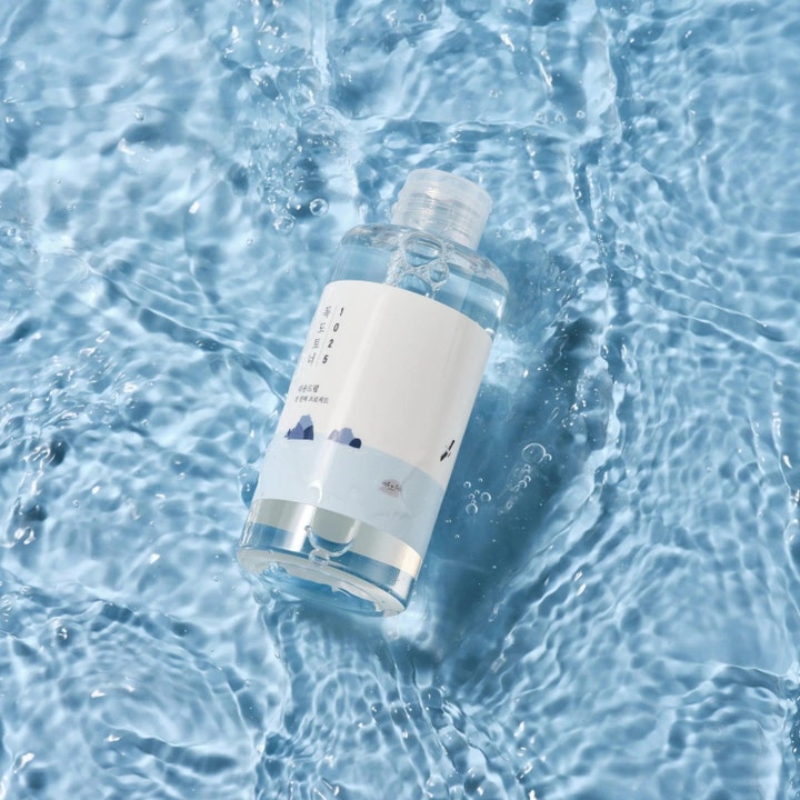 Round Lab 1025 Dokdo Toner 400 ml återfuktande K-beauty hudvård i en klar flaska som ligger i svalkande blått vatten