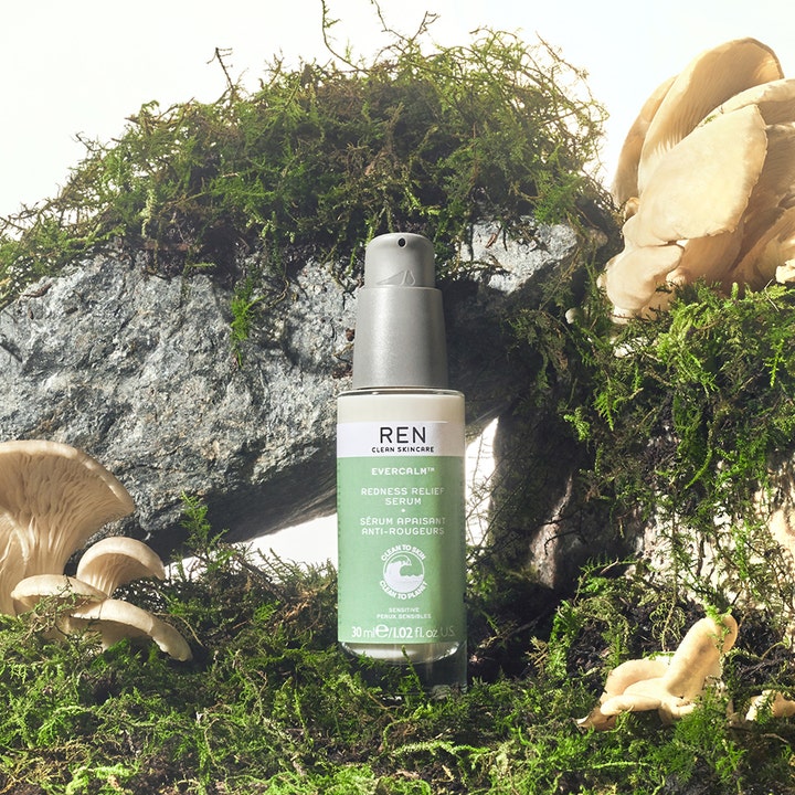 REN Evercalm Redness Relief Serum 30 ml lugnande ansiktsserum i pumpflaska omiven av mossa och vita svampar