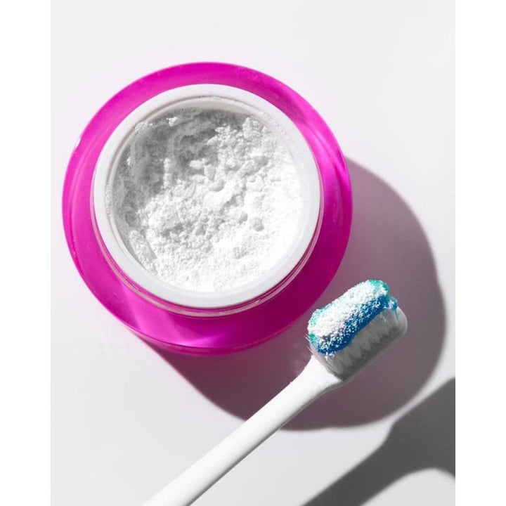 Hismile Whitening Set 12 g blekningspulver för tandblekning i cerise burk bredvid tandborste med blå gel