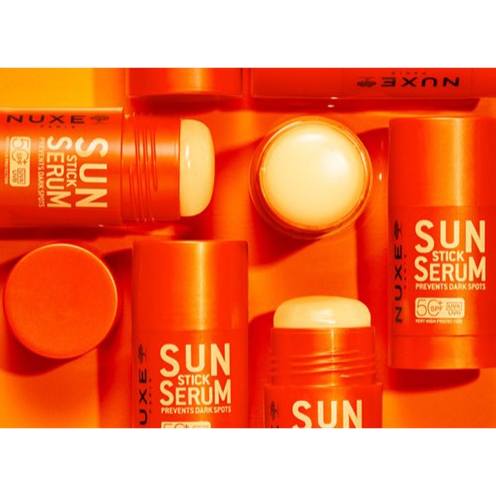 Nuxe Sun Stick Serum SPF 50+ 25 g solstift mot fläckar i orange hylsor med synlig krämig textur