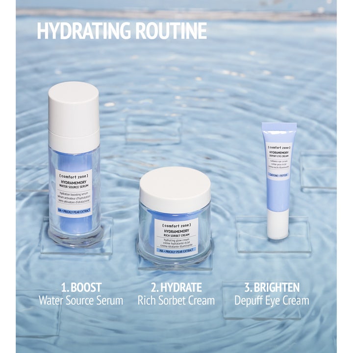 Comfort Zone Hydramemory Water Source Serum 30 ml fuktserum för torr hud i en fuktrutin placerad över blått vatten.