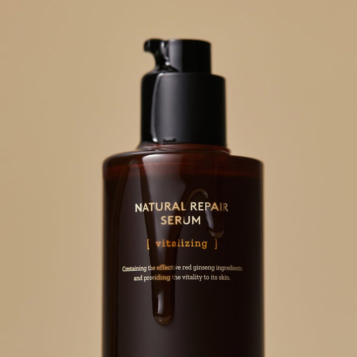 Hyggee Natural Repair Serum 120 ml reparerande serum med röd ginseng i mörk flaska med droppande textur.