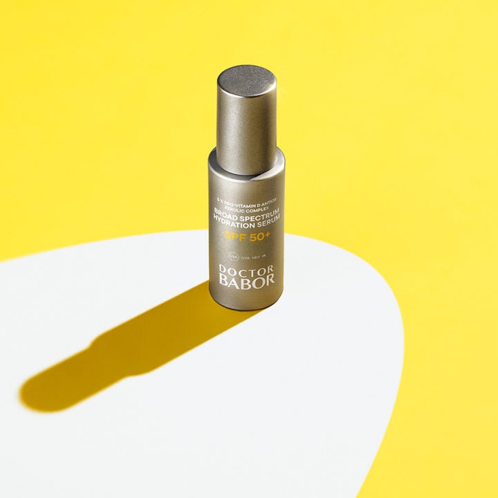 Babor Broad Spectrum Hydration Serum 30 ml återfuktande serum med SPF 50 i en silverflaska mot en gul bakgrund