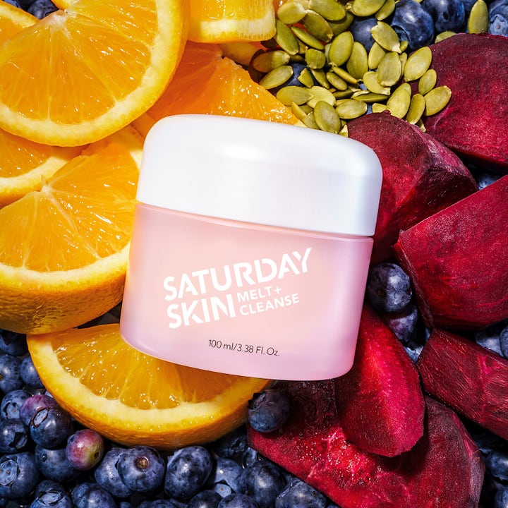 Saturday Skin Melt + Cleanse Makeup Melting Balm 100 ml rengöringsbalm i rosa burk omgiven av apelsin och blåbär