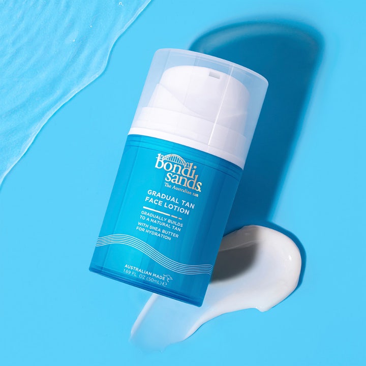 Bondi Sands Gradual Tan Face Lotion 50 ml är en ansiktskräm med brun utan sol i blå pumpflaska med vit krämig textur.