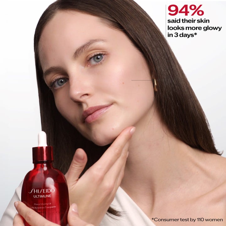 Shiseido Ultimune Power Infusing Oil 75 ml som ger glow visas med en kvinna och en röd glasflaska med pipett